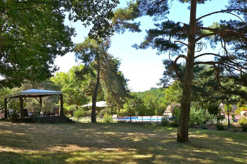 Château La Carrière Saint-Cyprien  Extérieur photo